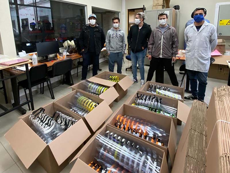 U. Mayor oficializa entrega de 2.000 escudos faciales al Hospital Félix Bulnes y prepara nuevos proyectos para ayudar a enfrentar la pandemia.